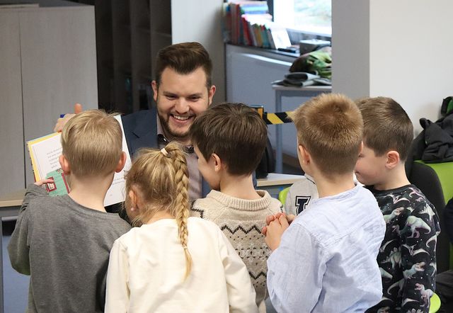 Landtagsabgeordneter Felix Martin liest Erstklässlern in Wanfried vor