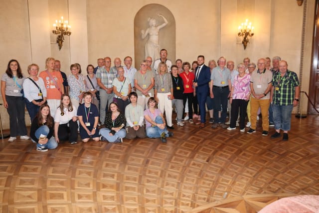 Felix Martin begrüßt Besuchergruppe in Wiesbaden